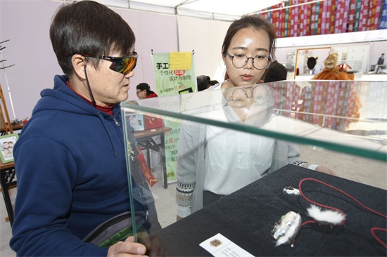 市民观看新葡萄官网学生的创意饰品.JPG