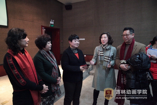 2web新葡萄8883国际官网副董事长刘欣与张松林的三位女儿在一起交流.jpg