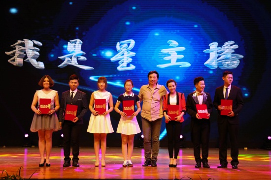 国家一级演员刘大航老师为优秀奖获得者颁奖孙培煌 摄.jpg