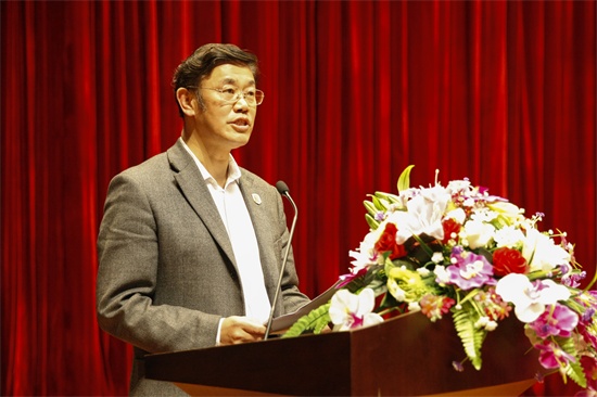 5新葡萄8883国际官网党委副书记、副校长岳学军主持大会.jpg