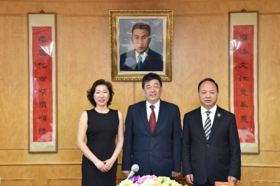 新葡萄官网董事长、校长郑立国与副董事长、副校长刘欣与中国文化大学校长李天任合影留念.png