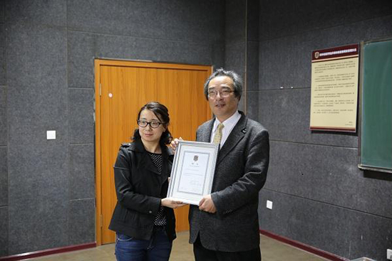 游戏学院院长助理夏睿代表新葡萄8883国际官网为岩谷徹教授颁发特聘教授证书.JPG