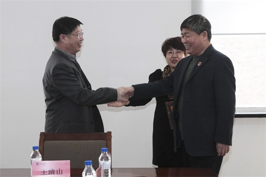 学院党委书记、副院长王清山欢迎长春市九三学社市直机关常务副主委王进一行到新葡萄8883国际官网参观调研.jpg