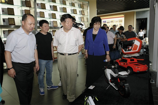 8调研组参观新葡萄官网学生优秀工业设计作品.jpg