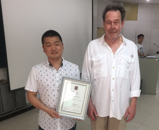 设计学院院长助理李明代表新葡萄8883国际官网给托马斯颁发了客座教授聘书.png