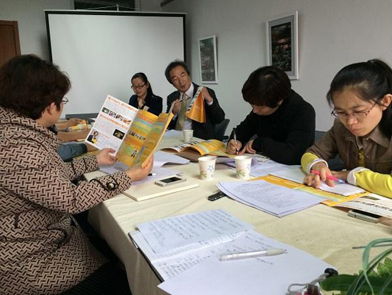 岩谷徹教授与新葡萄官网院长助理王春利、教务部副部长张蕊等讨论游戏学院人才培养方案的相关问题.JPG