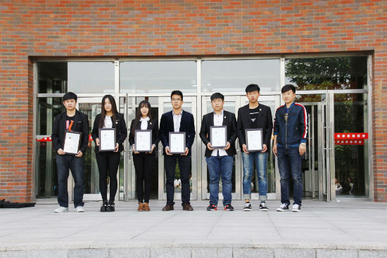 4新葡萄官网学工部副部长、团委书记曲宏伟向第一届大学生新闻中心主任委员会、秘书长颁发聘书 陈云鹏摄.jpg