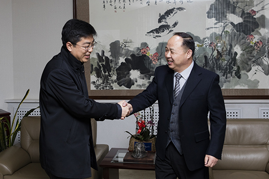 新葡萄官网董事长、校长郑立国与光明日报记者亲切交流.jpg