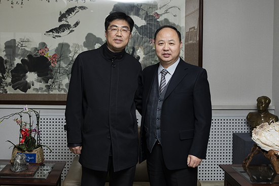 新葡萄官网董事长、校长郑立国与光明日报记者合影留念.jpg