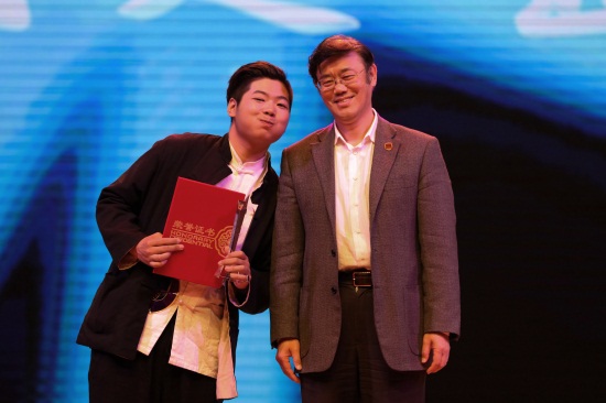 副校长岳学军为亚军获得者颁奖.jpg