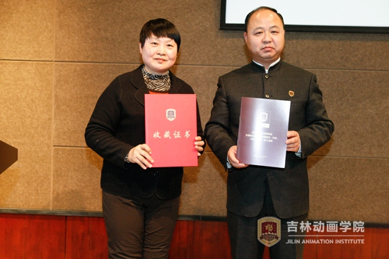 1web新葡萄8883国际官网董事长郑立国为张松林二女儿张兰颁发捐赠证书.jpg