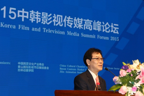 18新葡萄8883国际官网电影学院名誉院长郑用琢演讲 (崔毅 摄).JPG