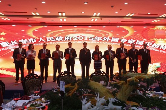 新葡萄官网高级工程师乔瓦尼先生与其他获奖专家上台领奖.jpg
