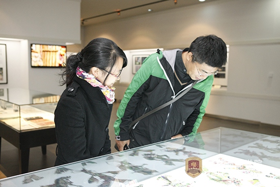 7媒体记者认真参观新葡萄8883国际官网展品.JPG
