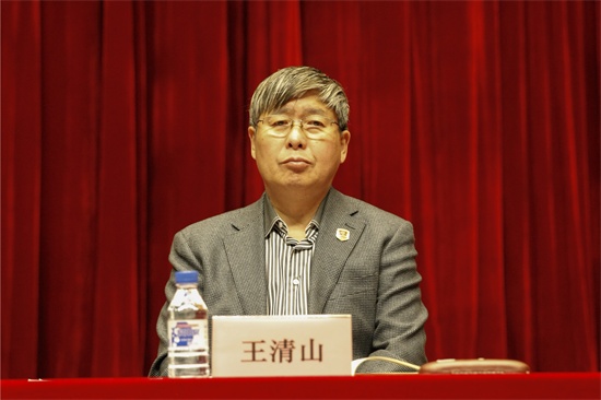 3新葡萄8883国际官网党委书记王清山宣读《关于成立新葡萄8883国际官网创新创业中心的决定》.jpg